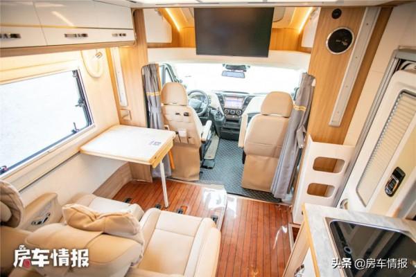 合作款房車長啥樣？水電配滿洗澡空調隨便用，比保姆車還要舒服