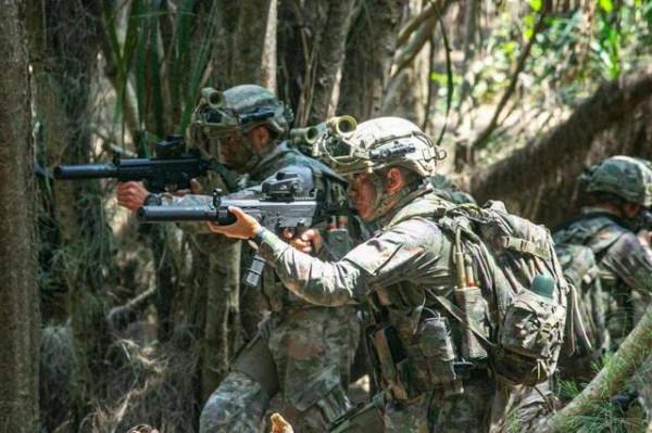 美俄飛行員都標配自動步槍，中國飛行員只配手槍，自衛是否夠用？