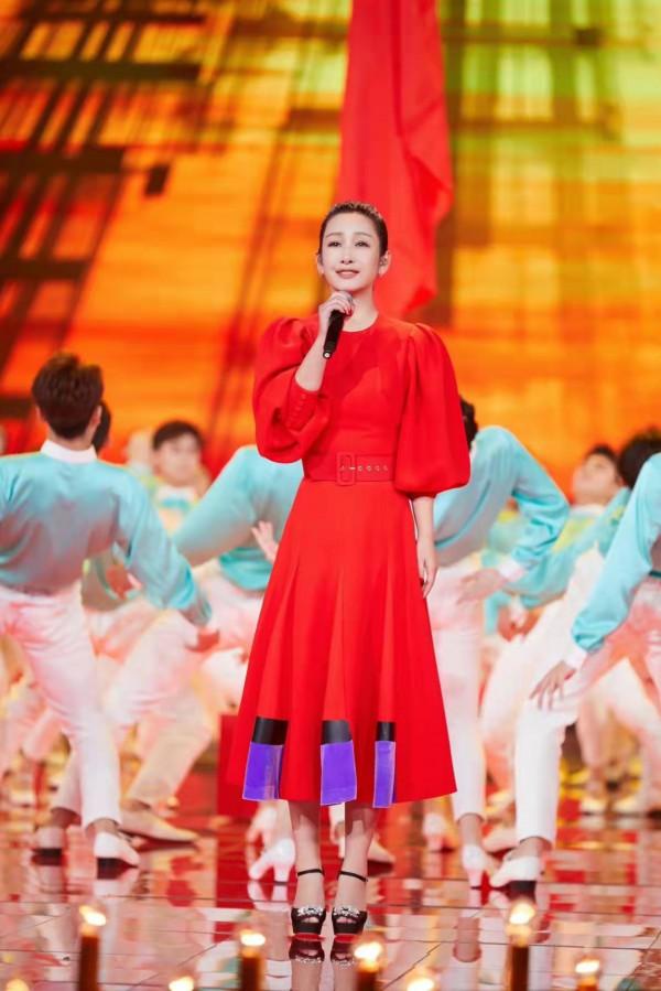 央視國慶晚會群星閃耀！劉嘉玲穿國產高定，劉濤戴30萬元珠寶吸睛