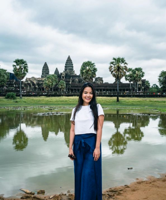 25歲柬埔寨公主：笑容甜美曬中國大學畢業證，站莫尼列身邊真乖巧