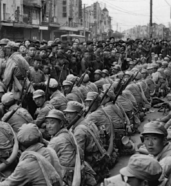 47年，一農民給解放軍帶路，問到家人時：我哥參軍18年，叫陳錫聯