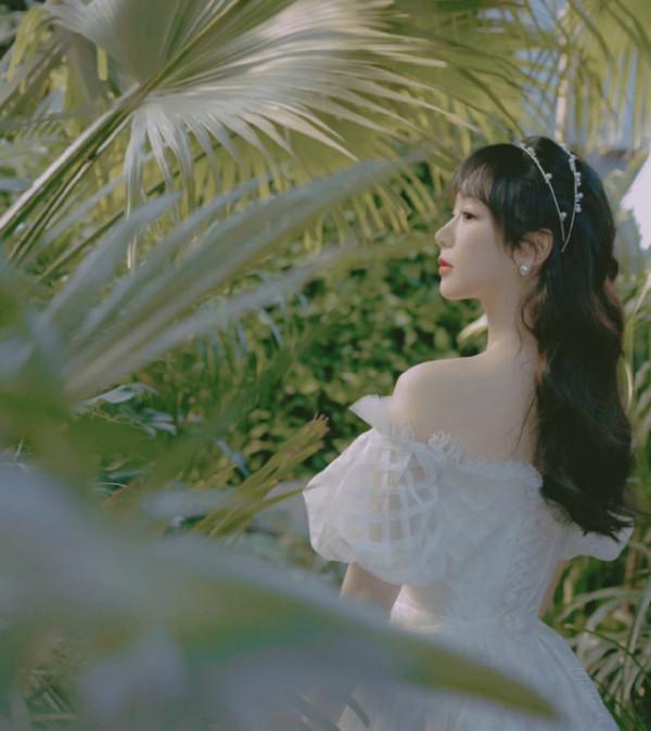 楊紫拍完戲就大爆發！穿婚紗入場驚豔眾人，披秀髮美成偶像劇女主