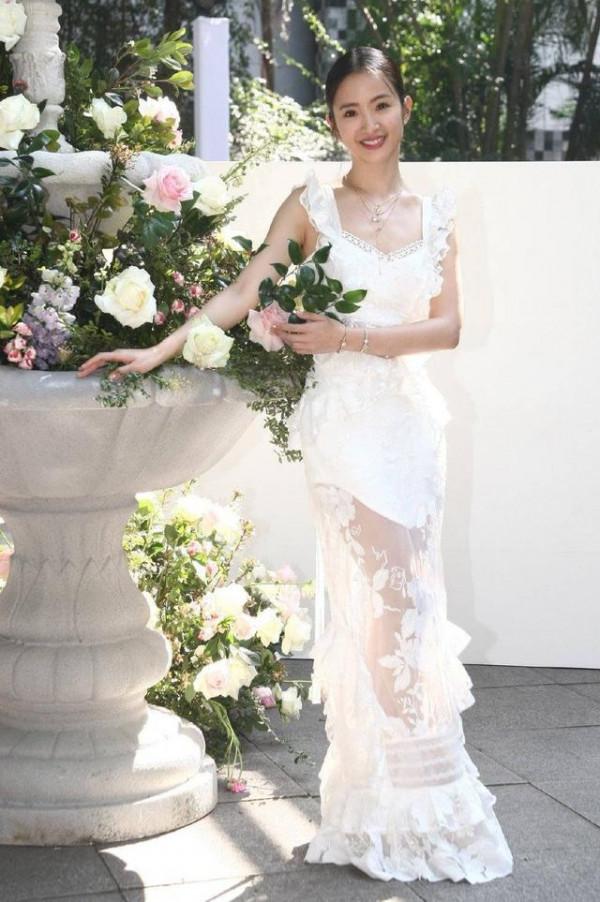 凍齡女神林依晨身穿蕾絲白長裙出席活動,優雅清新,重返20歲 凍齡女神林依晨身穿蕾絲白長裙出席活動,優雅清新,重返20歲