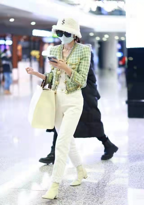 唐藝昕機場秀用力過猛，大冷天還穿短袖搭小背心，過分清涼