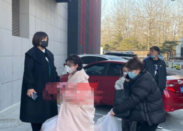 眾星錄製央視文聯春晚：唐藝昕穿貂顯霸氣，毛曉彤被凍到裹緊大衣