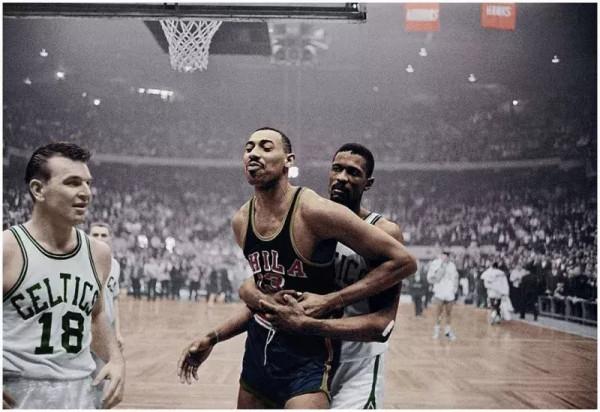 NBA單場奇葩資料，張伯倫上場44分鐘零出手只得1分，他為何這樣做