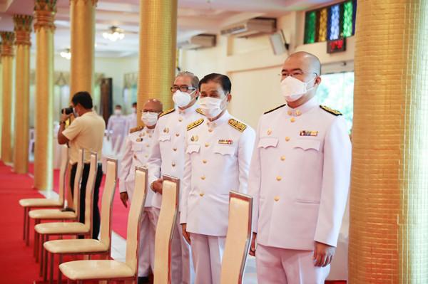 烏隆皇家大學參加皇家祭祀儀式 在國王陛下的畫像前行禮 烏隆皇家大學參加皇家祭祀儀式 在國王陛下的畫像前行禮