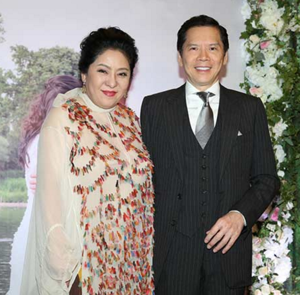 向佐曾對她一見鍾情，戀愛成熟見父母時，向太卻一句話拒絕了