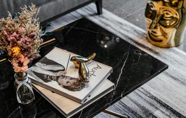 男導遊的家，用基礎的圖形加線條，裝扮出令人嚮往的家