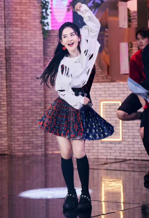 謝娜重回快本造型依舊甜美，甜酷風打扮真顯嫩，一點不像孩子媽