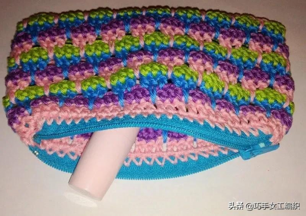 舊衣褲的拉鍊剪下來後，用鉤針戳一圈就有無數的收納