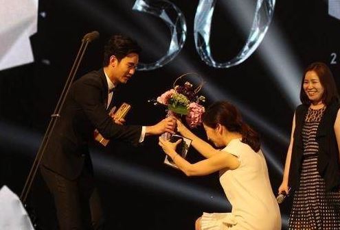 中國藝人不肯向韓國觀眾下跪，韓網友集體抵制，要她“滾回中國”