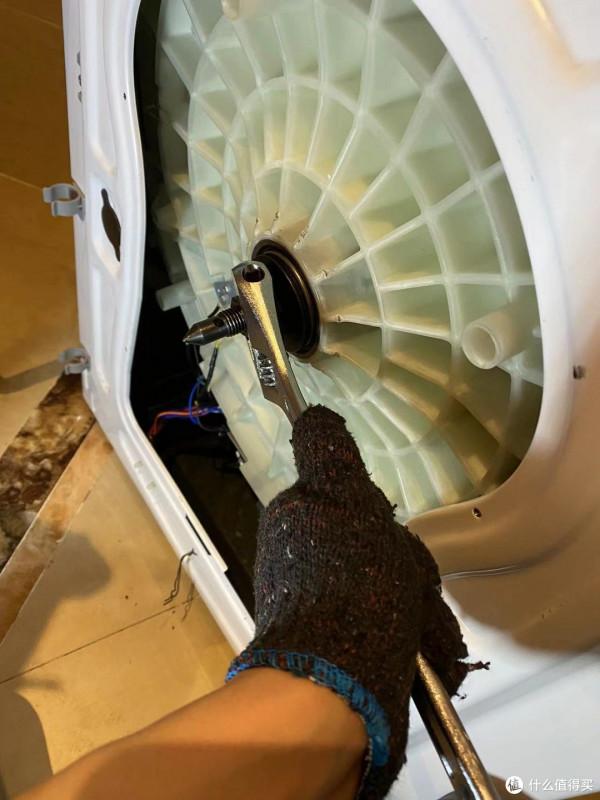 本來自己換滾筒洗衣機軸承想省錢，75元創造了我修過的最複雜物品