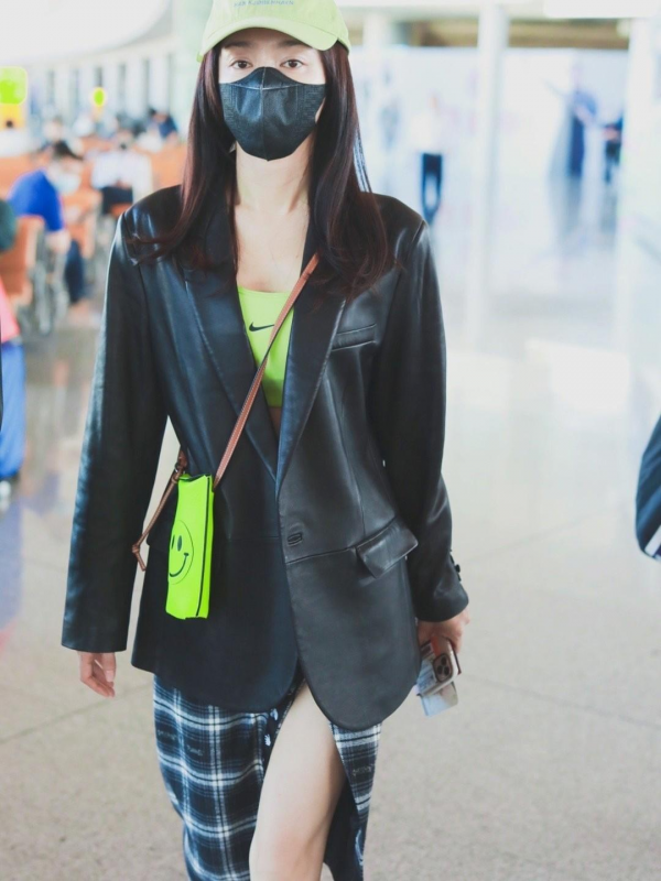 1米65的“秦嵐”太會穿,黑色皮衣配開叉格紋裙,洋氣得像少女 1米65的“秦嵐”太會穿,黑色皮衣配開叉格紋裙,洋氣得像少女