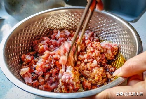 調餃子餡，牢記&OpenCurlyDoubleQuote;4放2不放&rdquo;，保證油潤多汁，鮮嫩可口