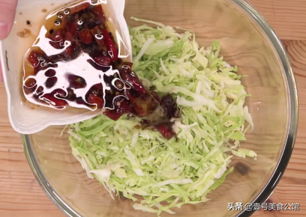 熗拌圓白菜：鮮辣爽脆的素食美味，簡單3步就能吃，家人特喜歡