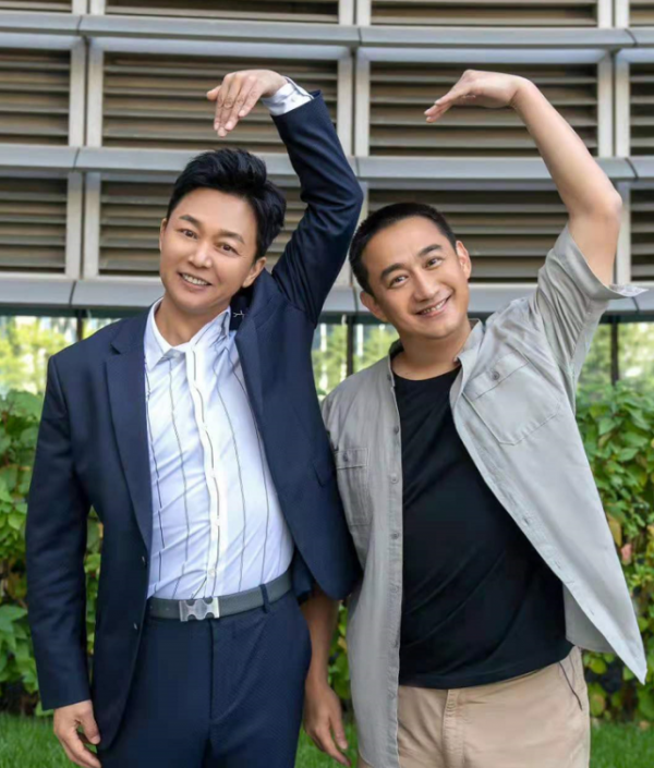 黃磊近照帥回巔峰不敢認!暴瘦後大變樣,剪寸頭穿襯衣變得太年輕 黃磊近照帥回巔峰不敢認!暴瘦後大變樣,剪寸頭穿襯衣變得太年輕