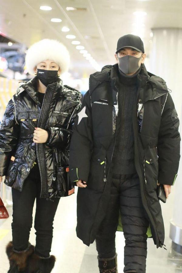 趙文卓夫婦走機場，厚重的羽絨服造型像路人，妻子打扮貴氣又時尚