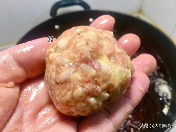 大廚教你做紅燒獅子頭，多加這兩種食材，層次感分明，沒牙都能吃