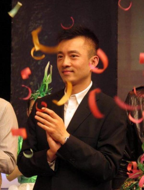 亞寧：曾是央視最帥主持人，爆火後“消失”的他，如今已高攀不起