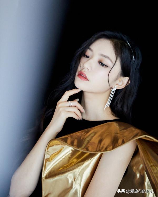 當紅小花林允，一襲黑色金箔禮服裙，優雅時尚，盡顯女神範