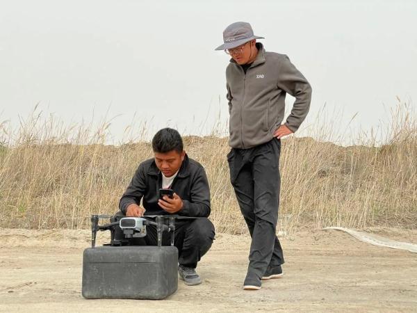 在新疆,兩個90後小夥“玩”轉3000畝棉田 在新疆,兩個90後小夥“玩”轉3000畝棉田