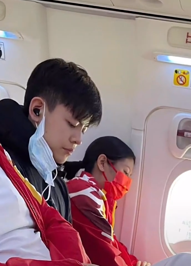 全紅嬋真的有社交牛逼症吧,合影靠在鞏立姣手臂上,特別可愛 全紅嬋真的有社交牛逼症吧,合影靠在鞏立姣手臂上,特別可愛