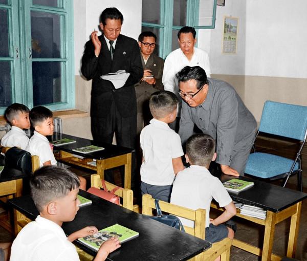 朝鮮圖片展：金日成與兒童們在一起