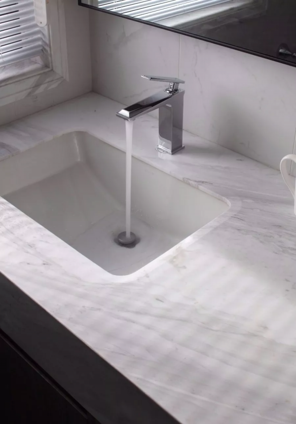 130㎡現代簡約風格新房裝修，客餐廳背景牆愛了