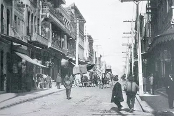 一位虛構的中國女英雄，被美國傳頌百年，至今還拿她吸引中國遊客