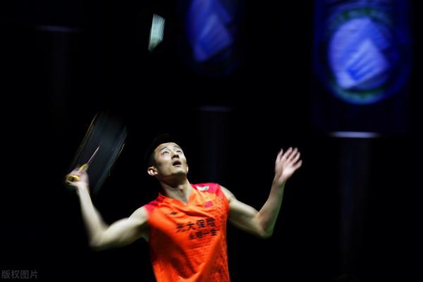 羽毛球克敵12招，雙打要集中進攻較弱的一個，最好的防守就是進攻