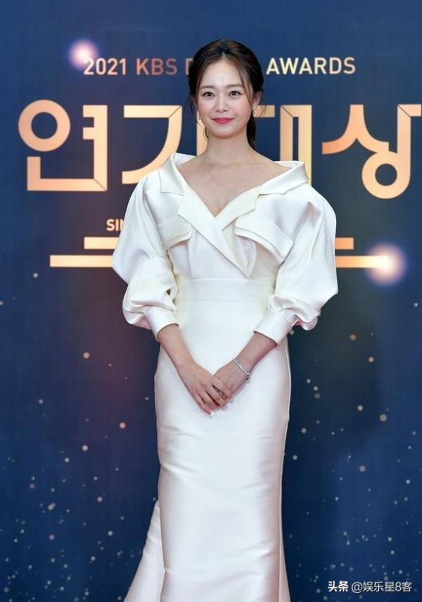 最佳允兒VS最差全昭旻！年末頒獎禮韓國女明星時尚點評