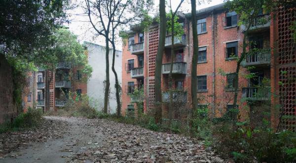 四川一處軍工廠，坐擁高學歷職工曾是當地輝煌大廠，如今破敗荒涼