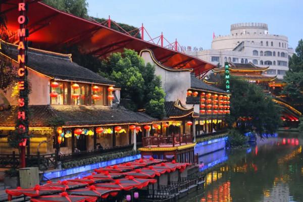 潑水狂歡,夢幻演出,痴狂電音,玩一天都不夠!杭州旅行必打卡 潑水狂歡,夢幻演出,痴狂電音,玩一天都不夠!杭州旅行必打卡