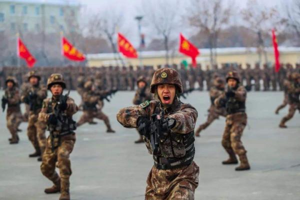 2001年，解放軍戰士火車上聯手製服74名歹徒，為何事後不肯現身？