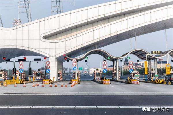 高速公路一年收費4566億，卻還虧掉7478億，錢都花哪去了？