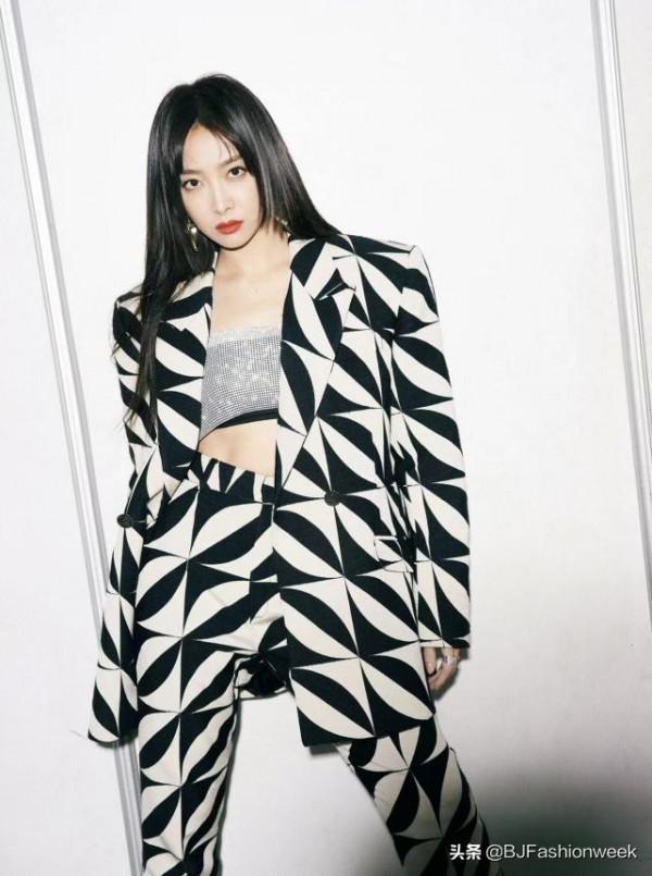 過年喜歡穿設計感強的衣服，不如學宋茜穿搭，又帥又酷