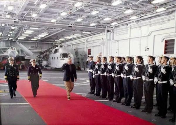 美國海軍首次訪華，讓我們大失所望，我國儀仗隊直接撤離
