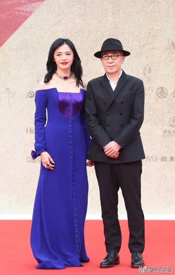 我的社恐女同事，一到年會就變名媛了？