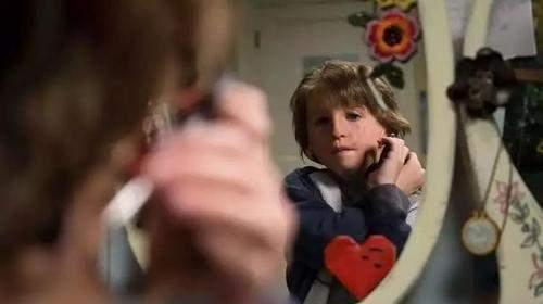 英國男子臉部畸形，憑魅力迎娶美女大學生，孩子出生後笑不出來了