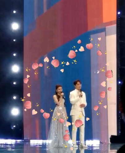 毛曉彤楊玏跨年舞臺路透釋出！衣著清爽太敬業，粉紅泡泡冒不停