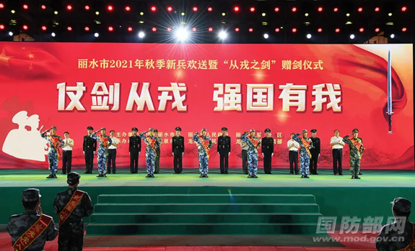 動真格！人手一把佩劍，帥炸背後有深意