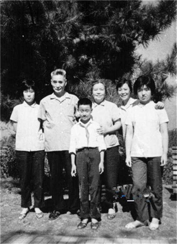 妻子苦守27年，換來黃維出獄後的一聲“滾”，精神失常後跳河自盡