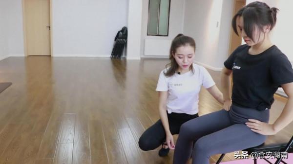 椅子上瑜伽《坐立單腿背部伸展式》，精準鍛鍊肩頸和胸背