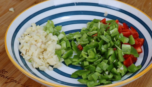西紅柿別再炒雞蛋，教你新吃法，連吃一週都不膩，飯店花錢吃不到