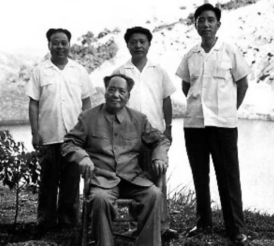 他保護毛主席15年，毛主席逝世後，又保護葉劍英10年，至今仍在世