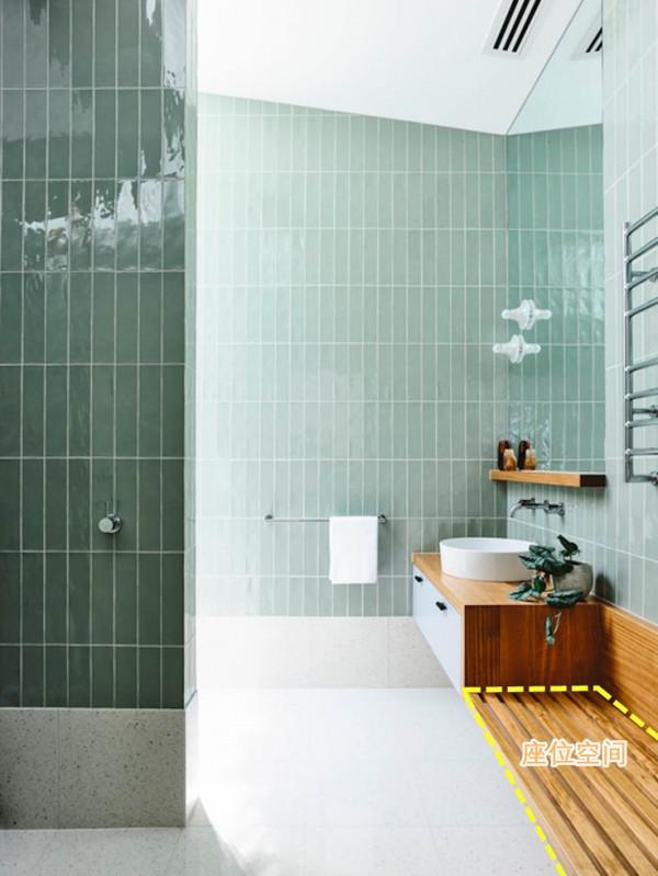 洗漱臺很少有人這麼設計：延伸到馬桶邊，還多個置物架用，賺到了