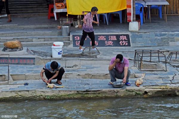 湖南有個溫泉小鎮，村民用地下98℃熱泉煮米粉，每碗10元月入幾萬