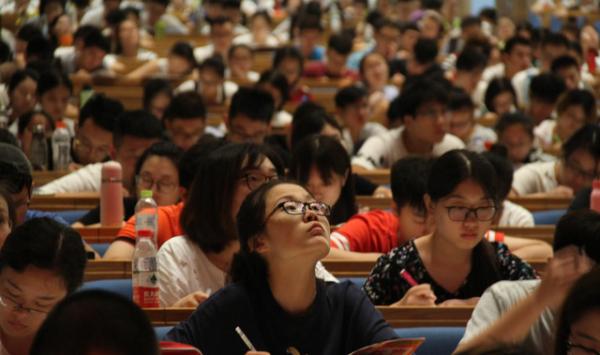 985高校宿舍被“嫌棄”，環境與實力不符，新生看後想回去復讀