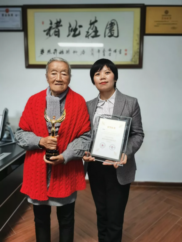 褚酒人榮膺兩大菁英獎項，擔任《創業與創新》論壇主持